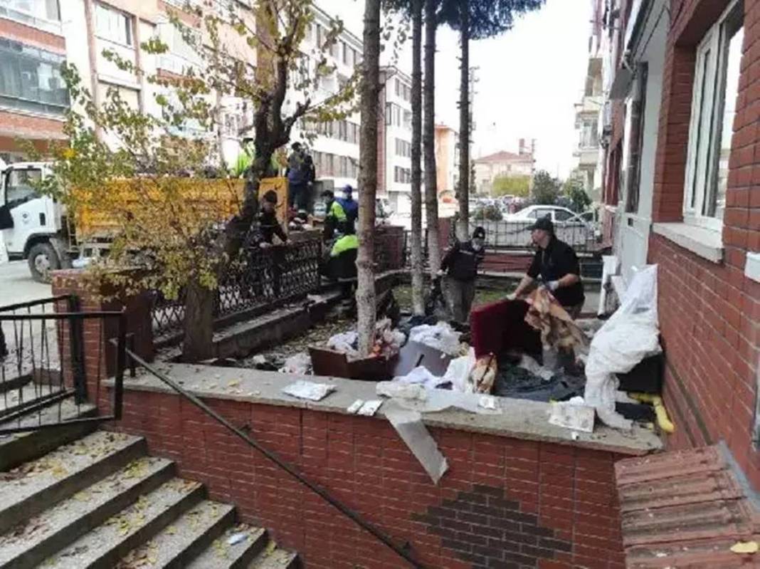 Şikayet üzerine apartman dairesine giden zabıta, şaşkınlıktan dondu kaldı! Ev, ev değil; tarif edecek kelime bulamadılar 4